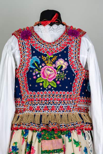 zdjęcie przedstawia tył stroju krakowskiego na manekinie