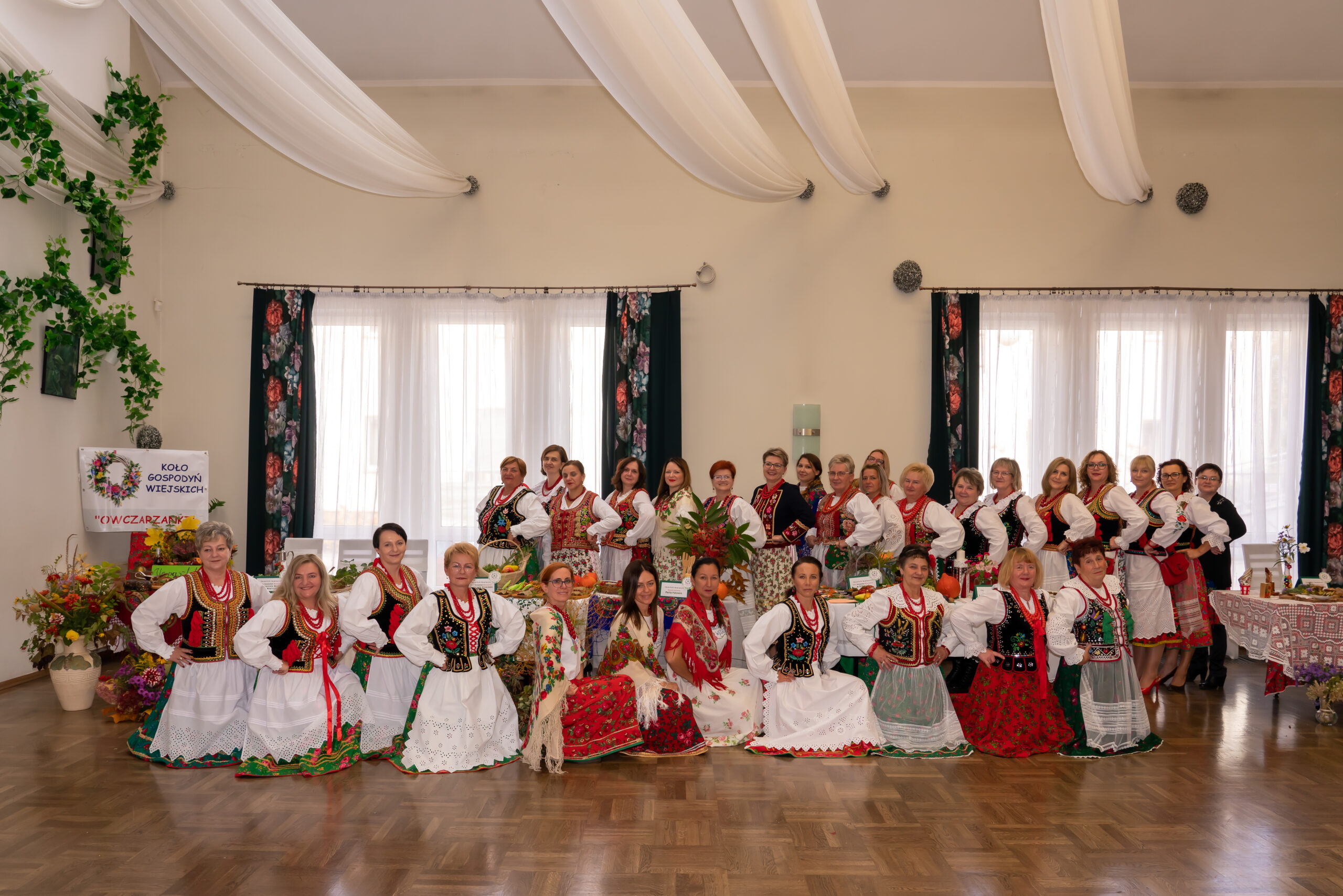 zdjęcie grupowe kobiet w strojach krakowskich