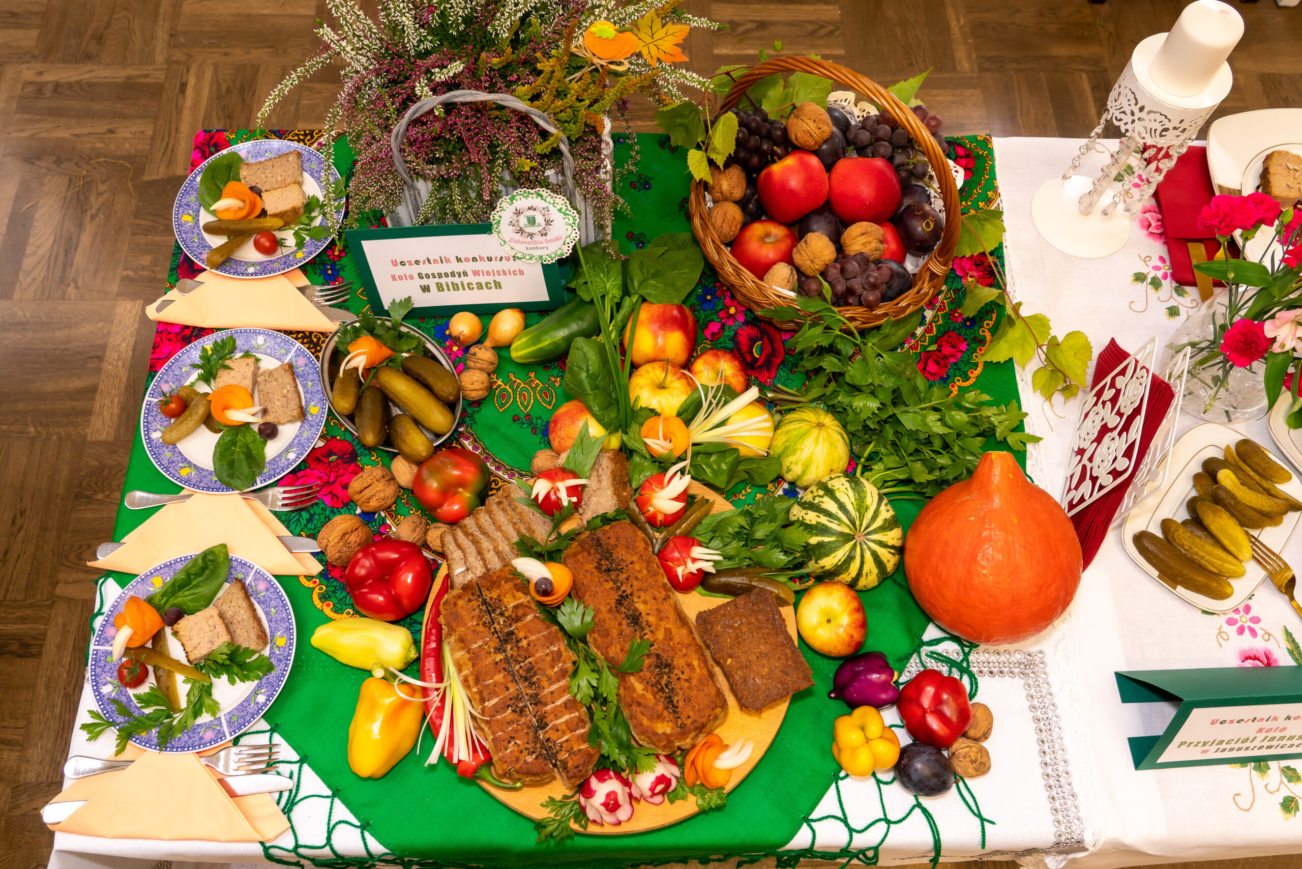zdjęcie przedstawia stolik z dekoracjami jesiennymi i jedzeniem