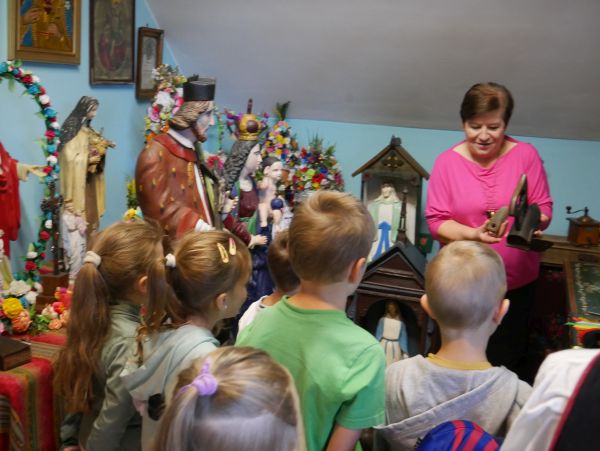 zdjęcie przedstawia dzieci zwiedzające Izbę Regionalną w Zielonkach