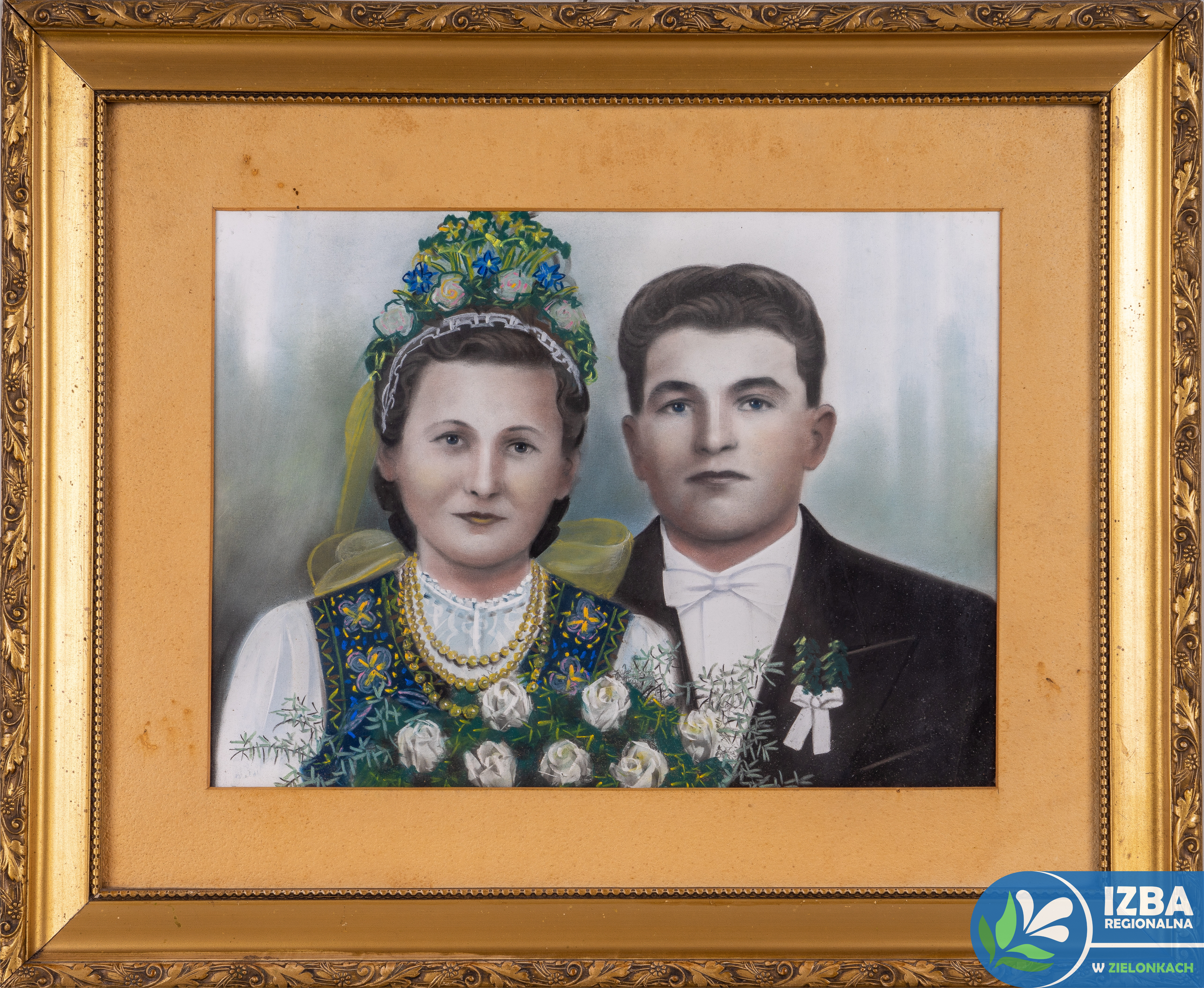zdjęcie przedstawia portret ślubny w ramie
